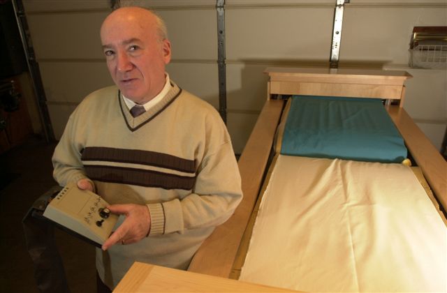 ALAMEDA INVENTOR GEORGE KHAIT and his bed that changes the sheets
without moving the sleeper.  TUE NAM TON/STAFF